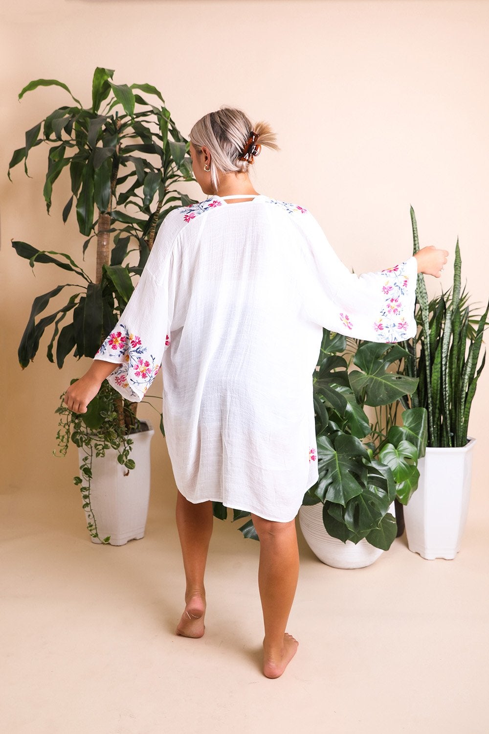 Elegant Floral Garland Kimono – Sophisticated Design